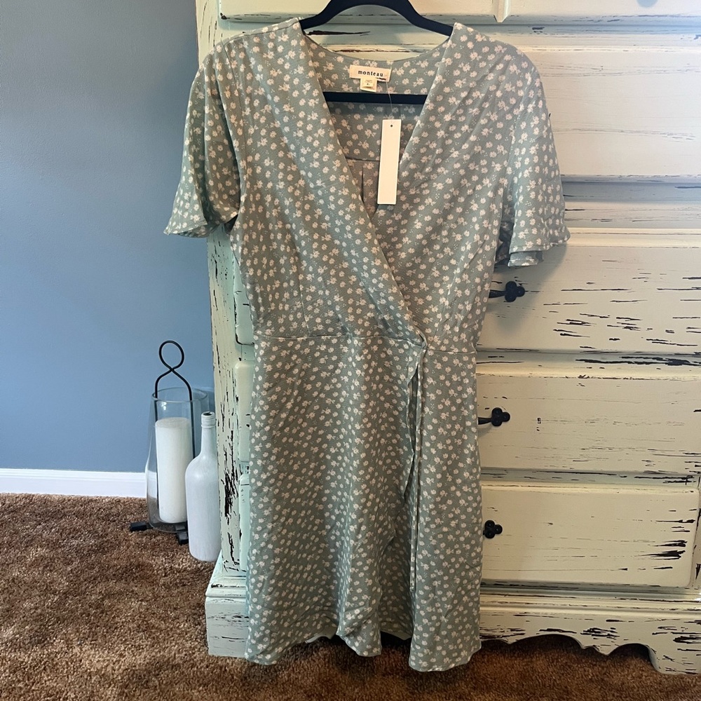 Monteau Floral Wrap Dress in Green. Womenโs size Large. NWT